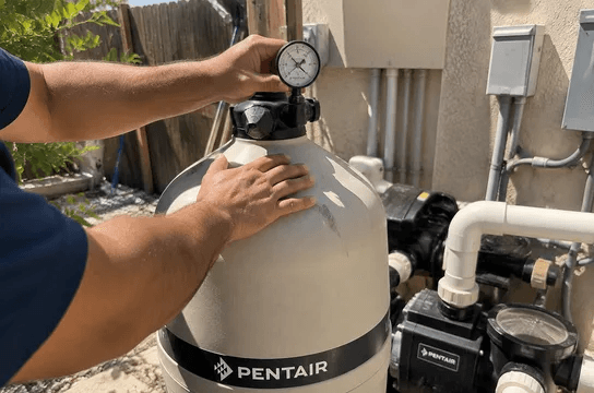 Checking the filter pressure on the equipment pad